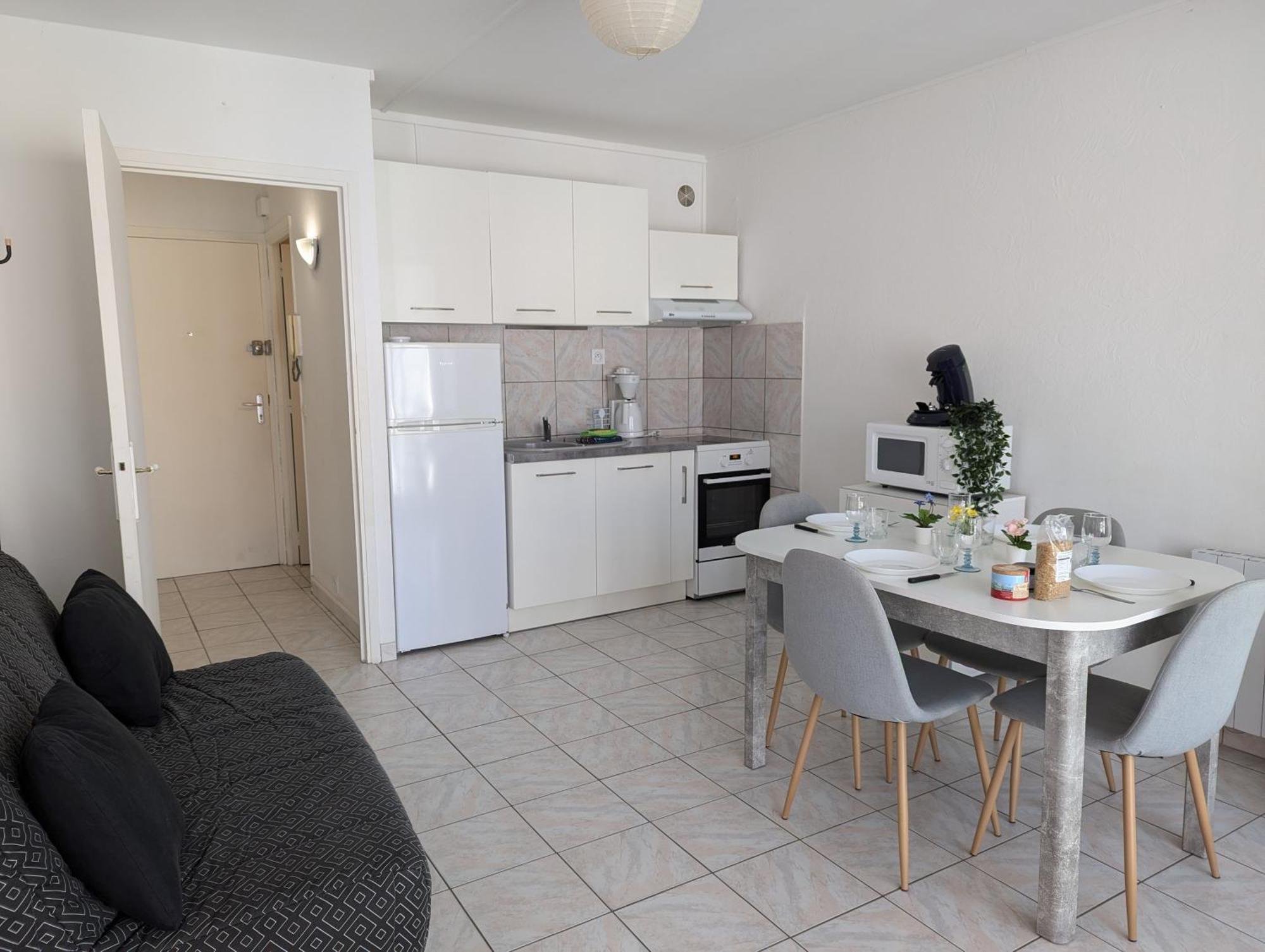 Apartment Sol-y-days Vidourle: Riverside Comfort With Parking Near Boucanet *