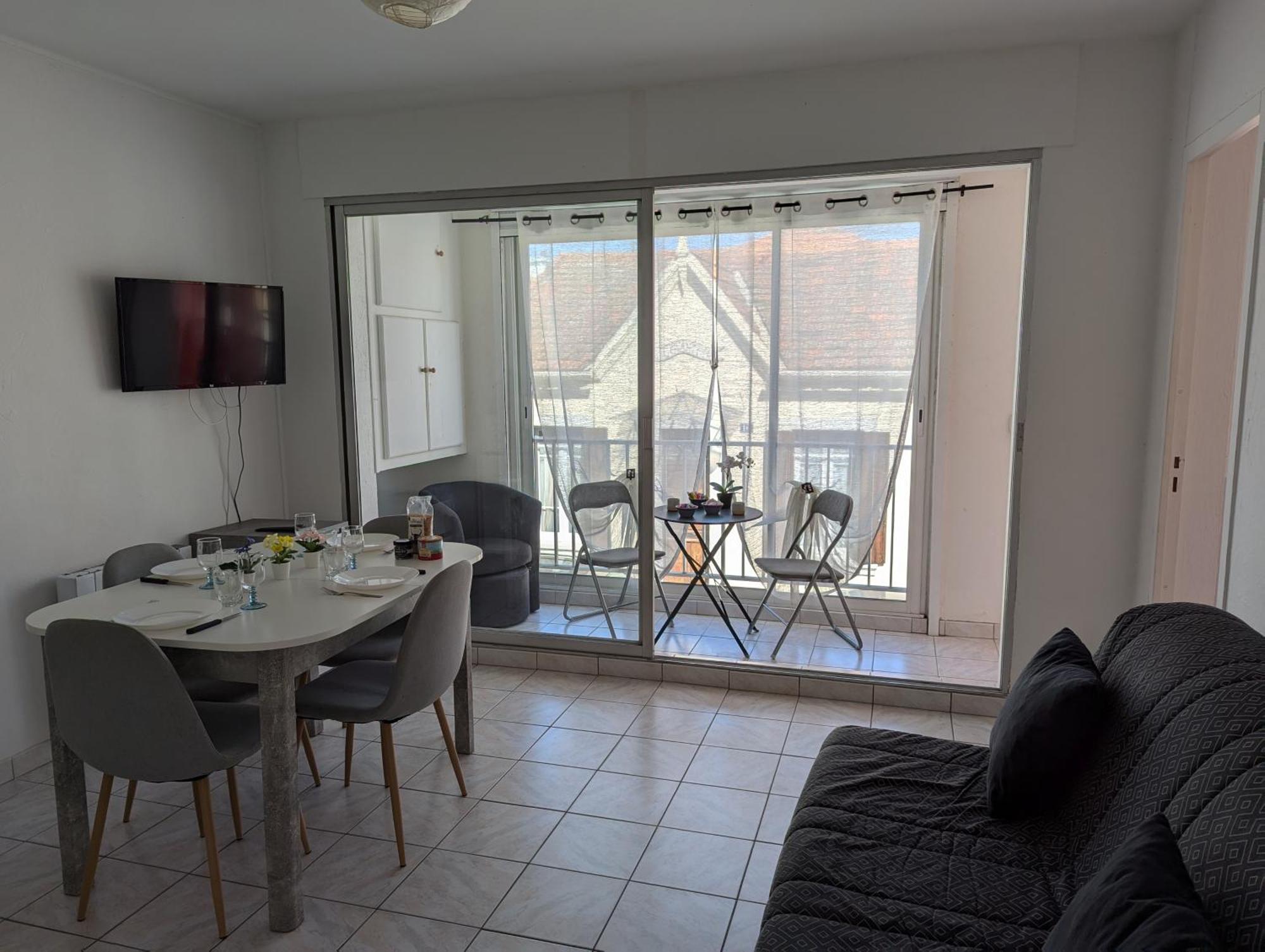 Sol-y-days Vidourle: Riverside Comfort With Parking Near Boucanet Apartment