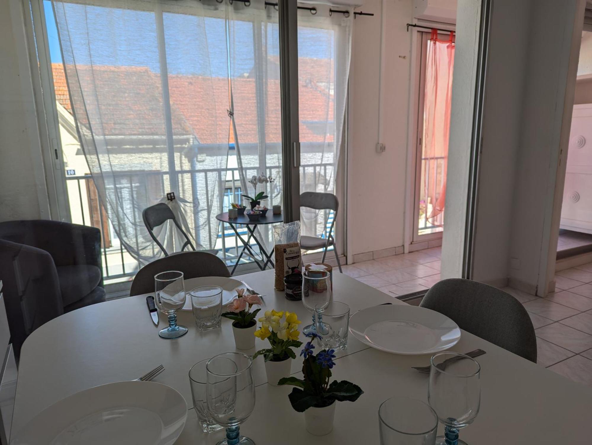 Sol-y-days Vidourle: Riverside Comfort With Parking Near Boucanet Apartment Le Grau-du-Roi