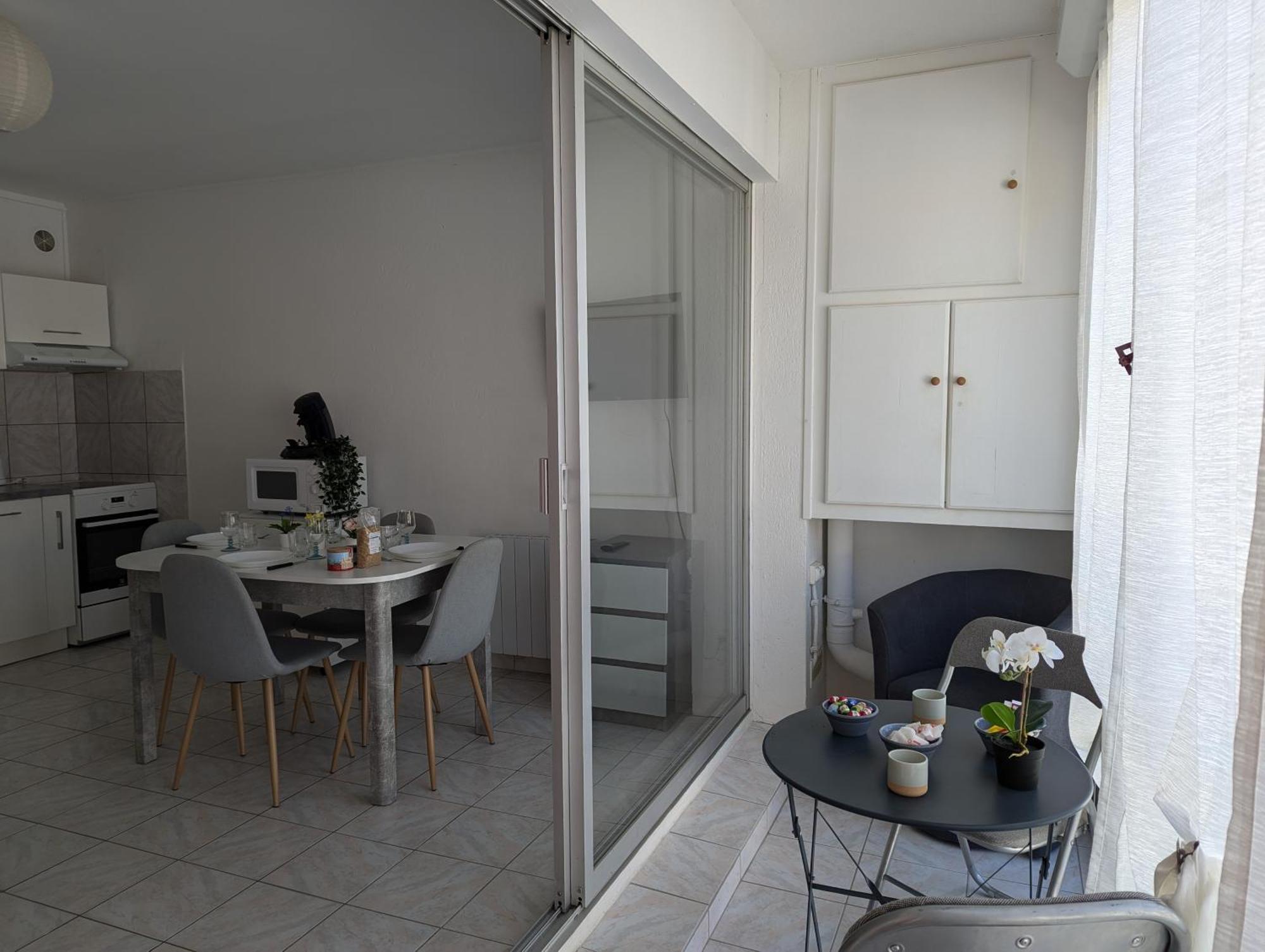 Sol-y-days Vidourle: Riverside Comfort With Parking Near Boucanet Apartment